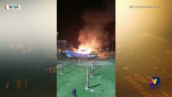 rancho-de-pesca-e-totalmente-destruido-por-incendio-na-praia-do-santinho-em-florianopolis