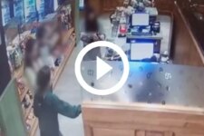 video:-homem-armado-invade-panificadora-e-comete-assalto-em-sao-francisco-do-sul