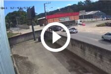 video:-camera-flagra-acidente-que-deixou-carro-destruido-na-br-280,-em-sao-francisco-do-sul