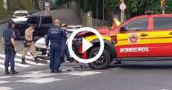 video:-veja-o-momento-em-que-viaturas-dos-bombeiros-e-policia-militar-colidem-em-blumenau
