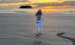 idosa-de-91-anos-emociona-escrevendo-mensagens-na-praia-central-de-balneario-camboriu