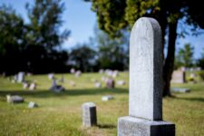 pais-de-bebe-morto-processam-funeraria-e-cemiterio-por-nao-saberem-onde-enterraram-corpo-em-sc