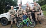 policiais-surpreendem-crianca-doente-com-bicicleta-de-presente-em-cacador