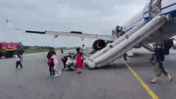 motor-de-aviao-pega-fogo-e-passageiros-sao-retirados-de-voo-em-singapura;-veja