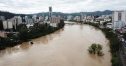 estado-de-enchente:-rio-itajai-acu-atinge-8-metros-neste-domingo,-em-blumenau