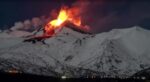 vulcao-etna-cospe-lava-no-ceu-noturno-da-italia