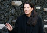 marina-abramovic-sobre-uma-vida-pela-arte:-“e-possivel-superar-o-medo-da-dor”