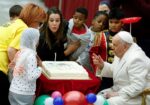 criancas-ajudam-papa-francisco-a-comemorar-87o-aniversario