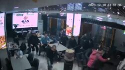 video:-terremoto-na-china-balanca-estrutura-de-restaurante-enquanto-pessoas-correm-para-fora