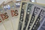 dolar-ronda-estabilidade-apos-queda-da-vespera-e-com-expectativa-por-dados-dos-eua