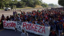 “exodo-da-pobreza”:-entenda-o-que-e-caravana-de-imigrantes-que-tenta-cruzar-do-mexico-aos-eua