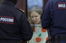 russa-e-condenada-a-27-anos-de-prisao-por-entregar-bomba-a-blogueiro-pro-guerra