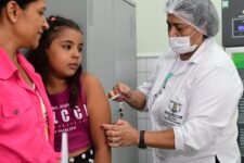 no-es,-ministra-da-saude-antecipa-data-para-imunizacao-contra-gripe-e-garante-vacinacao-de-dengue-nas-escolas