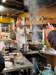 chef-japones-encanta-e-assusta-turistas-ao-colocar-mao-no-fogo-para-preparar-pratos;-veja-video