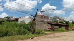 trator-derruba-poste-e-moradores-ficam-luz-em-bairro-de-governador-valadares