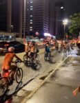 ‘pedalada-pelada’:-ciclistas-nus-fazem-manifestacao-na-avenida-paulista-e-pedem-‘mais-amor,-menos-motor’