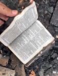 video:-biblia-e-encontrada-intacta-apos-incendio-que-destruiu-3-casas-em-mt