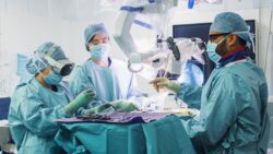 apple-vision-pro-e-usado-por-equipe-medica-durante-cirurgia-de-coluna