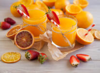 suco-de-laranja-com-morango:-saboroso,-refrescante-e-aumenta-a-imunidade