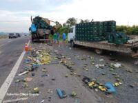 acidente-envolvendo-caminhao-carregado-com-mangas-interdita-rodovia-de-jaguariuna