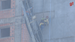 video:-trabalhadores-sao-resgatados-pelos-bombeiros-apos-ficarem-pendurados-a-45-metros-de-altura-em-predio-no-pr
